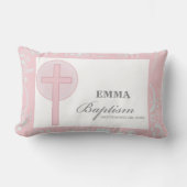 ピンクレースガールパーソナライズされたバプテスマ ランバークッション (正面)