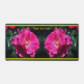 ピンクローズイン開花クローズアップパーソナライズされた デスクマット (正面)