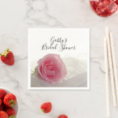 ピンクローズオンホワイトブライダルシャワー スタンダードカクテルナプキン (インサイチュ)