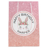 ピンクローズグリッターハッピーバースデーバニーガールパーティー ミディアムペーパーバッグ (裏面)