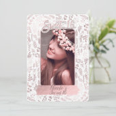 ピンクローズゴールドフォイルモダンスウィート16誕生日写真 招待状 (スタンド正面)