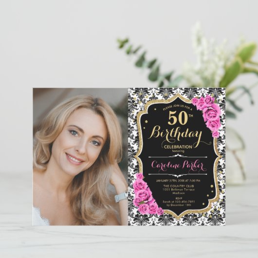 ピンクローズ白黒ダマスク写真50誕生日 招待状 (スタンド正面)