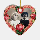 ピンクローズ結婚ズハート写真テンプレートモノグラム セラミックオーナメント (正面)