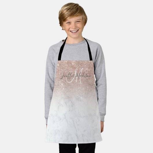 ピンクローズ金ゴールドグリッター白大理石パーソナライズされた エプロン (着用した状態)