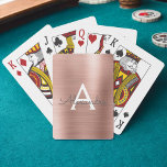 ピンクローズ金ゴールドステンレススチールモノグラム トランプ<br><div class="desc">ピンクローズ金ゴールドフェイク金属箔ステンレス鋼モノグラムエレガントトランプ。これらの遊カードはカスタマイズあなたのイニシャルと名前を含め、誕生日パーティ素晴らし、ブライダルシャワーまたはバチェロレッテのためにパーティーの好意を作ることができる。</div>