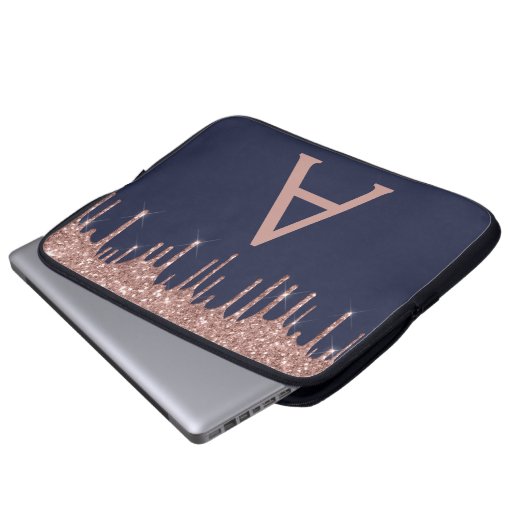 ピンクローズ金ゴールドネイビーブルーグリッタースパークルモノグラム ラップトップスリーブ (正面下部)
