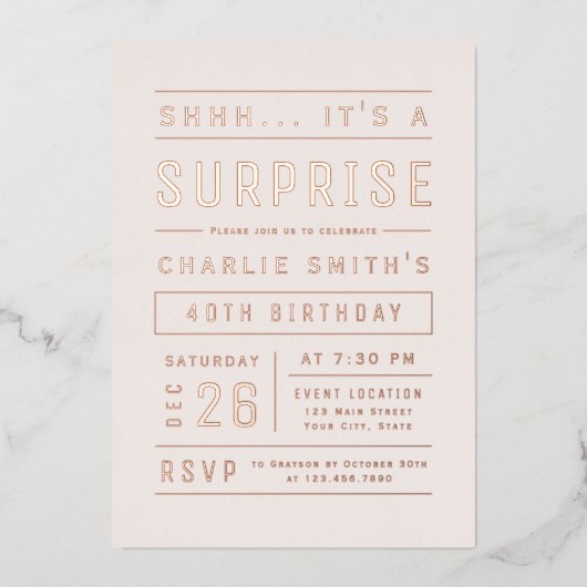 ピンクローズ金ゴールドモダンタイポグラフィサプライズ誕生日 箔招待状 (正面)