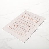 ピンクローズ金ゴールドモダンタイポグラフィサプライズ誕生日 箔招待状 (回転した状態)