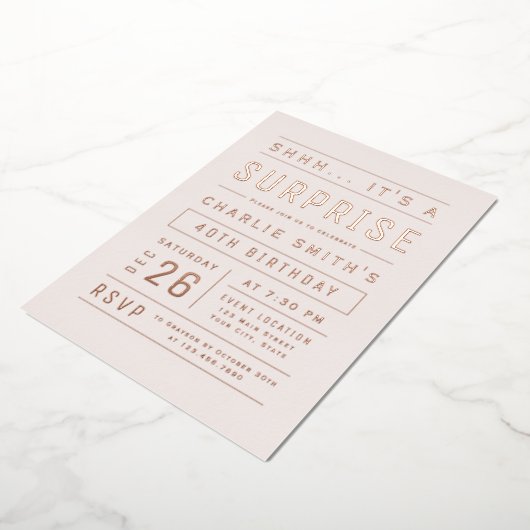 ピンクローズ金ゴールドモダンタイポグラフィサプライズ誕生日 箔招待状 (回転した状態)