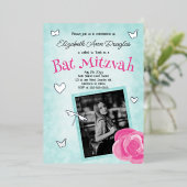 ピンクローズ、アクアブルー、シルバーチャームバルミツワー 箔招待状 (立ち正面)