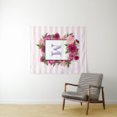 ピンクローズ&ポピーフローラブーケオンピンクストライプ色 タペストリー (インサイチュ(横))