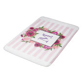 ピンクローズ&ポピーフローラブーケオンピンクストライプ色 バスマット (アングル)