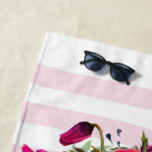ピンクローズ&ポピーフローラブーケオンピンクストライプ色 ビーチタオル (インサイチュ)