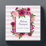 ピンクローズ&ポピーフローラブーケオンピンクストライプ色 フォトプラーク<br><div class="desc">軽いパーソナライズされたピンクのバラと濃いピンクのポピーで構成されたフローラの花束を持つ机のプラッ葉ク。フレームを上に重ねて内側にパーソナライズされた文字を入れる。背景は柔らかいパステルピンクのパタストライプのーン。</div>