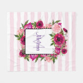 ピンクローズ&ポピーフローラブーケオンピンクストライプ色 フリースブランケット (正面(横))