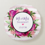 ピンクローズ&ポピーフローラブーケ氏&ミセス結婚ズ ラウンドクッション<br><div class="desc">丸い記念結婚枕。文字は、ミセスがミスターパーソナライズされたズと家族の名結婚前とデートで、ピンク色のハートを持って言う。背中には名字のモノグラムの手紙が入っている。ライトピンクのバラと濃いピンクのポピーで構成されたフローラのブーケと緑豊かな緑のの多いデザイン。フレームを上に重ねて内側にあなたのカスタム文字を置く。背景は柔らかいパステルピンクのパタストライプのーン。</div>