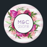 ピンクローズ&ポピーフローラ結婚ブーケの日 マグネット<br><div class="desc">カップル結婚のパーソナライズされたイニシャルとデートの磁石。ライトピンクのバラと濃いピンクのポピーで構成されたフローラのブーケと緑豊かな緑のの多いデザイン。フレームを上に重ねて内側にあなたのカスタム文字を置く。背景は柔らかいパステルピンクのパタストライプのーン。</div>