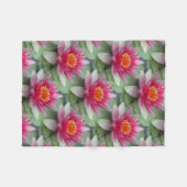 ピンクロータスウォーターリリー フリースブランケット (正面(横))