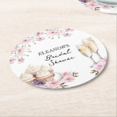 ピンクワイルドフラワーシャンパングラスとカップケーキ ラウンドペーパーコースター (アングル)