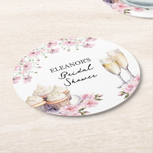 ピンクワイルドフラワーシャンパングラスとカップケーキ ラウンドペーパーコースター (アングル)