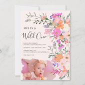 ピンクワイルドフラワーワイルドワンフォトファースト誕生日 招待状 (正面)