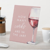 ピンクワインをテーマにしたコークスブライダルシャワーゲーム 台座サイン (インサイチュ)