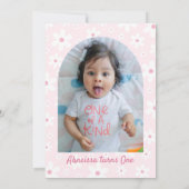 ピンクワングルービーガールレトロレインボーフォト誕生日 招待状 (裏面)