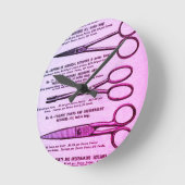 ピンクヴィンテージはさみ広告 ラウンド壁時計 (傾斜)