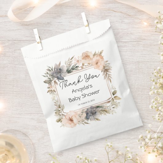 ピンクヴィンテージフローラガールベビーシャワー フェイバーバッグ (クリップ留めされた状態)