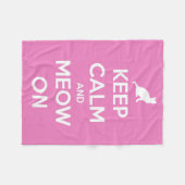 ピンク保と白の上で落ち着いてニャー フリースブランケット (正面(横))