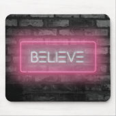 ピンク信じ色ネオン記号マウスパッド マウスパッド (正面)