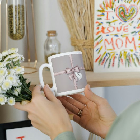 ピンク包まれたの弓で コーヒーマグカップ