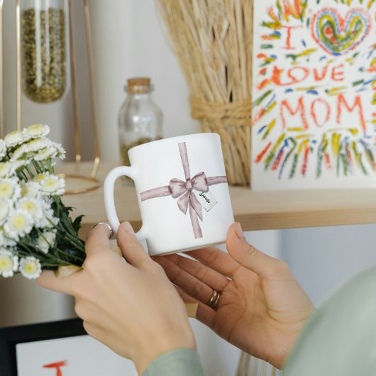 ピンク包まれたの弓で コーヒーマグカップ