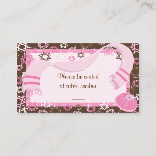 ピンク及びブラウンバルミツワーのテーブルの座席表 プレイスカード (正面)