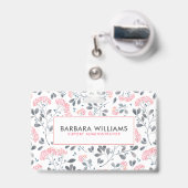 ピンク及び灰色の水彩画の花模様 バッジ (裏面（伸縮クリップ）)