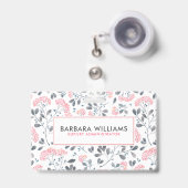 ピンク及び灰色の水彩画の花模様 バッジ (正面（伸縮クリップ）)