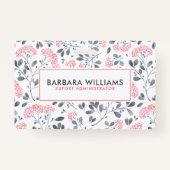 ピンク及び灰色の水彩画の花模様 バッジ (裏面)