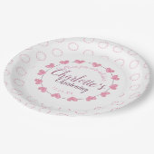 ピンク及び白い花のプレートに洗礼を施している女の赤ちゃん ペーパープレート (アングル)
