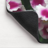 ピンク及び白によって波立たせられるアフリカバイオレット マウスパッド (コーナー)