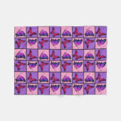 ピンク及び紫色のパッチワークの蝶 フリースブランケット (正面(横))