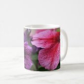 ピンク及び紫色のペチュニア、賛美歌の118:24からのwの詩 コーヒーマグカップ (正面右)