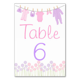 ピンク及び紫色の小さい衣服のシャワーのテーブルカード テーブルナンバー