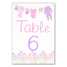 ピンク及び紫色の小さい衣服のシャワーのテーブルカード