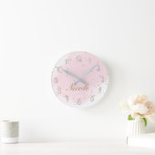 ピンク及び金ゴールドのガーリーで魅力的でモダンでパーソナライズな名前 ラウンド壁時計 (ホーム)
