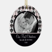 ピンク及び黒いダマスク織の写真の初めてのクリスマスのオーナメント セラミックオーナメント (右)