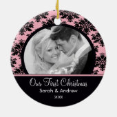 ピンク及び黒いダマスク織の写真の初めてのクリスマスのオーナメント セラミックオーナメント (裏面)