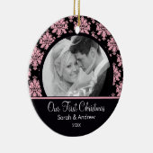 ピンク及び黒いダマスク織の写真の初めてのクリスマスのオーナメント セラミックオーナメント (右)