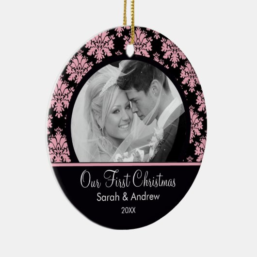ピンク及び黒いダマスク織の写真の初めてのクリスマスのオーナメント セラミックオーナメント (右)