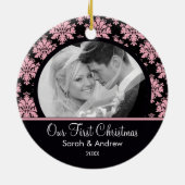 ピンク及び黒いダマスク織の写真の初めてのクリスマスのオーナメント セラミックオーナメント (裏面)