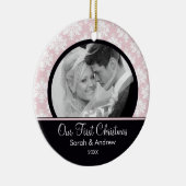 ピンク及び黒いダマスク織の写真の初めてのクリスマスのオーナメント セラミックオーナメント (右)